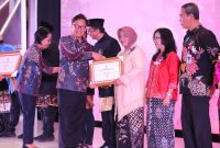 Penyerahan sertifikat Bebas Frambusia oleh Menteri Kesehatan RI Budi Gunadi Sadikin kepada Bupati Purworejo Hj Yuli Hastuti SH pada peringatan Hari NTD Sedunia di Hotel Grand Sahid Jakarta. (Photo. Istimewa)