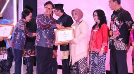 Penyerahan sertifikat Bebas Frambusia oleh Menteri Kesehatan RI Budi Gunadi Sadikin kepada Bupati Purworejo Hj Yuli Hastuti SH pada peringatan Hari NTD Sedunia di Hotel Grand Sahid Jakarta. (Photo. Istimewa)