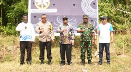 Kasdam XVIII/Kasuari, Brigjen TNI Yusuf Ragainaga (nomor 2 dari kanan) dalam acara peringatan ke 32 Hari Air Dunia, di Sungai Anday, Manokwari, Papua Barat, Kamis (7/3/2024). (Photo. Istimewa)