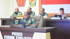 Di ruang Posko Makodam, Trikora, Arfai 1, Manokwari, Papua Barat, Pangdam XVIII/Kasuari, Mayjen TNI Ilyas Alamsyah, S.E., M.Tr.(Han)., CGCAE., didampingi Kasdam, Brigjen TNI Yusuf Ragainaga dan para Asisten Kasdam, mengikuti rapat secara virtual terkait program TNI AD mendukung ketahanan Pangan Nasional, Kamis (14/3/2024).