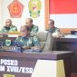 Di ruang Posko Makodam, Trikora, Arfai 1, Manokwari, Papua Barat, Pangdam XVIII/Kasuari, Mayjen TNI Ilyas Alamsyah, S.E., M.Tr.(Han)., CGCAE., didampingi Kasdam, Brigjen TNI Yusuf Ragainaga dan para Asisten Kasdam, mengikuti rapat secara virtual terkait program TNI AD mendukung ketahanan Pangan Nasional, Kamis (14/3/2024).