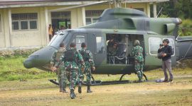 Pesawat Helli Copter TNI AD yang digunakan Dankolakops beserta Dansatgas Yonif 623 dan 133 dalam melaksanakan peninjauan udara di wilayah Operasi Kolakops Rem 181/PVT. (Foto: Istimewa) 