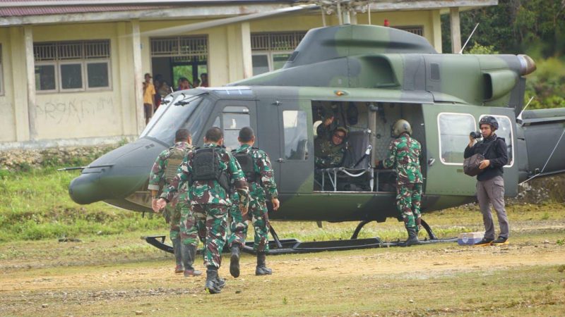 Pesawat Helli Copter TNI AD yang digunakan Dankolakops beserta Dansatgas Yonif 623 dan 133 dalam melaksanakan peninjauan udara di wilayah Operasi Kolakops Rem 181/PVT. (Foto: Istimewa) 