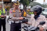 Kasatlantas Polresta Malang Kota Kompol. Aristianto saat bagikan takjil gratis bagi pengendara motor. (Foto: Istimewa)