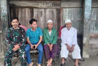 Serma Wahyu Khadafi saat berbincang dengan masyarakat desa Prambatan kecamatan Abab kabupaten PALI.