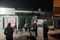 Anggota Polsek Kutoarjo saat di depan sebuah toko yang menjual miras, Jumat (29/3/24) malam. (Foto: Fauzi)