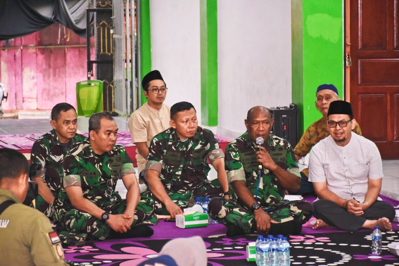 Kasdam XVIII/Kasuari, Brigjen TNI Yusuf Ragainaga, di dampingi Kapendam, Kabintaldam, Waaster Kasdam serta Dandenjasa Bekangdam XVIII/Kasuari, dalam kegiatan Jumat Berkah, di Monokwari, Papua Barat.