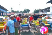 Foto bersama, Ketua DPW PERADMI Jawa Timur, Drs. Suyono SH dengan tukang becak di Terminal Besuki, Situbondo.