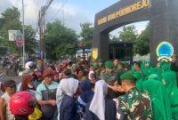 Kodim 0708 Purworejo membagikan takjil berbentuk makanan siap santap untuk berbuka puasa kepada masyarakat yang melintas di depan Makodim di Jalan Urip Sumoharjo no 12 Purworejo, Rabu (3/4/2024).