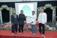 General Manager (GM) PHR Zona 4, Djujuwanto, saat memberikan penghargaan kepada Tim Intervention Penanganan Kebocoran Sumur RJA-54.(Foto : Lidian Heri/realitapublik.id)