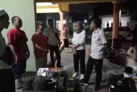 Perwakilan kementrian Kelautan saat menyerahkan Bantuan mesin secara simbolis kepada ketua KUB Geo Maritim Mlandingan