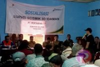 Firwandisyah, menyampaikan keluhan saat rapat sosialisasi seismik 3D Idaman, di kantor Desa Tanah Abang Utara, Kecamatan Tanah Abang, PALI. (Foto: realitapublik.id)