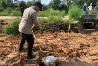 Anggota Polsek Talang Ubi memasang police line di TKP. 