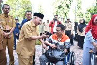 Bupati Situbondo Bagikan Bansos Senilai kepada Difabel dan Lansia, Kamis (2 Mei 2024). (Foto Arief Yuda Pranata/realitapublik.id)