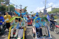 Menaiki Becak, Pasangan 'KARUNIA' Daftar Bakal Cabup-Cawabup ke PPP, Diantar Ribuan Pendukung. (Foto: Yuda/realitapublik.id)