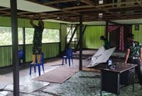 Anggota Satgas di bawah pimpinan Dandim 1811/Teluk Wondama tengah melaksanakan rehab Balai Kampung Yabore, Distrik Naikere, Kabupaten Teluk Wondama, Minggu (12/05/24).
