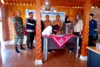 Saat penanda tanganan berita acara hasil rembuk stunting di Kantor Desa Raja, Kecamatan Tanah Abang, Kabupaten PALI. (Foto: Lidian Heri/realitapublik.id)