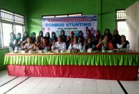 Foto bersama, Kepala Desa Muara Dua, Winsa Obeni, dengan kader perempuan Desa Muara Dua, Kecamatan Tanah Abang, Kabupaten PALI.(Foto: Lidian Heri/realitapublik.id) 