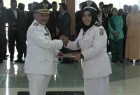 Bupati Situbondo Drs. H. Karna Suswandi, MM. saat menyerahkan SK kepada Kepala Desa. (Foto. Arief Yuda/realitapublik.id)