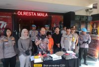 Press Release kasus pemerkosaan yang menghadirkan tersangka di depan Lobby Polresta Malang Kota.