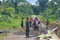 Pengecoran jalan menuju Kampung Yabore menjadi bagian program TNI Manunggal Membangun Desa (TMMD) ke-120 TA 2024 di Distrik Naikere, Kabupaten Teluk Wondama.