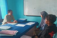 Koordinator Penyuluh KB Jatibanteng, Heri Sugiarto, S.I.P., saat memberikan penyuluhan komunikasi, informasi dan edukasi (KIE) KB kepada satu pasang calon pengantin, Senin (20/05/2024)