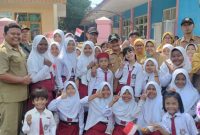 Bupati Situbondo Drs. karna Suswandi, MM saat menyapa dan foto bersama para siswa. (Foto. Arief Yuda/realitapublik.id)