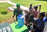 Murid SD Yabore belajar cuci tangan dan gosok gigi saat kegiatan belajar di luar kelas bersama Anggota Satgas TMMD, Jumat (31/05/3024).
