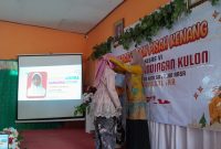 Kepala SD Negeri 1 Mlandingan Kulon, Umi Kulsum, S.Pd, saat menyematkan kalung tanda kelulusan kepada siswa kelas VI. 