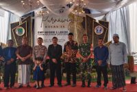 Serda Hendro Winarno, Babinsa Desa Branang Koramil 0819/07 Lekok, bersama sejumlah pejabat dan tokoh penting saat acara Purnawiyata Tahun Pelajaran 2023/2024 di SMP Negeri 1 Lekok, Kabupaten Pasuruan. 