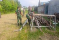 Personel Kodim 0819 Pasuruan dipimpin oleh Pasiops Kodim, Lettu Ctp Sarwo Edi, saat melaksanakan persiapan tempat pemotongan hewan kurban.