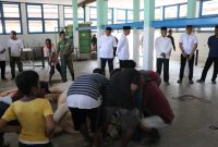 Proses penyembelihan hewan kurban oleh Polres Kebumen di Rumah Pemotongan Hewan (RPH) Kalirejo. 