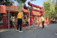 Personel Polres Kebumen dalam kegiatan bakti sosial religi, bersih-bersih di rumah ibadah. 