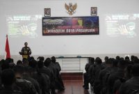 Komandan Kodim 0819 Pasuruan, Letkol Arh Noor Iskak, S.T., saat bertatap muka dan berkomunikasi langsung serta memberikan pengarahan kepada seluruh prajurit dan PNS Kodim 0819 Pasuruan, Rabu (03/07/24).