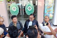 Caption: Wawancara saat usai sidang di depan Pengadilan Negri Kota Pasuruan dengan Kuasa Hukum (foto. Sony)