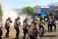 Personel Polres Kebumen saat latihan simulasi pengamanan Pilkada.