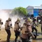 Personel Polres Kebumen saat latihan simulasi pengamanan Pilkada.