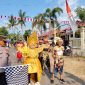 Perangkat Desa Alas Bayur mengenakan pakaian kerajaan, salah satu peserta lomba gerak jalan saat di garis start. (Foto. Arief Yuda/realitapublik.id)