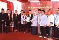 Pasangan Karna Suswandi dan Nyai Khoirani (Karunia) saat pendaftaran bakal calon bupati dan wakil bupati ke KPU Situbondo, Selasa 27 Agustus 2024