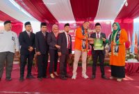 Yusuf Rio Wahyu Prayogo saat menyerahkan berkas pendaftaran ke KPU Situbondo (Foto. Arief Yuda)