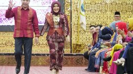 Pj Bupati Merangin H Mukti bersama Ketua TP PKK Kabupaten Merangin Dr Hj Indria Mayesti Mukti, saat tampil pada Festival Tenun Songket dan Batik Jambi, di Aula Kantor Gubernur Jambi, Rabu (11/9) malam. 