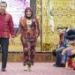 Pj Bupati Merangin H Mukti bersama Ketua TP PKK Kabupaten Merangin Dr Hj Indria Mayesti Mukti, saat tampil pada Festival Tenun Songket dan Batik Jambi, di Aula Kantor Gubernur Jambi, Rabu (11/9) malam. 