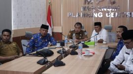 Pj Bupati Merangin H Mukti, saat mengikuti Rakor Pengendalian Inflasi Daerah secara zoom meeting dari Ruang MPC Bappeda Merangin, Senin (17/9).