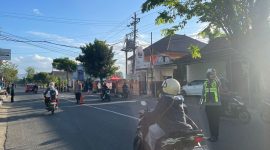Anggota Satlantas Polres Kebumen sedang mengatur lalulintas kendaraan di jalan depan SMK Maarif 6 Ayah. 