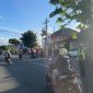Anggota Satlantas Polres Kebumen sedang mengatur lalulintas kendaraan di jalan depan SMK Maarif 6 Ayah. 