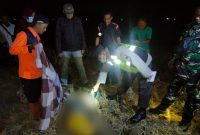 Personel Polsek Adimulyo bersama Tim INAFIS Polres Kebumen saat di TKP,  daerah persawahan Desa Sidomukti, Kecamatan Adimulyo.