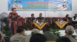 PJ Bupati Merangin H Mukti saat acara Raker dalam rangka penguatan kinerja dan tetap Menjaga Netralitas Pilkada serentak 2024, di Desa Pinang Merah. (Foto: Istimewa)
