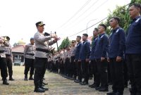 Kapolres Kebumen AKBP Recky saat mengelar apel dan pengecekan pasukan power on hand di halaman Polres Kebumen