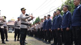 Kapolres Kebumen AKBP Recky saat mengelar apel dan pengecekan pasukan power on hand di halaman Polres Kebumen