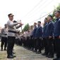 Kapolres Kebumen AKBP Recky saat mengelar apel dan pengecekan pasukan power on hand di halaman Polres Kebumen
